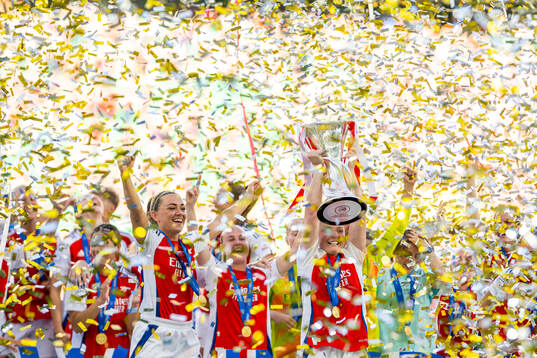 Katie McCabe, Kim Little and players of Arsenal celebrate