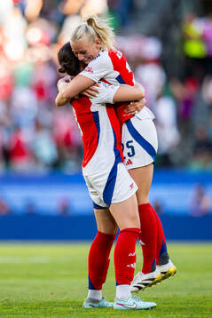 Lotte Wubben-Moy and Stina Blackstenius of Arsenal celebrate