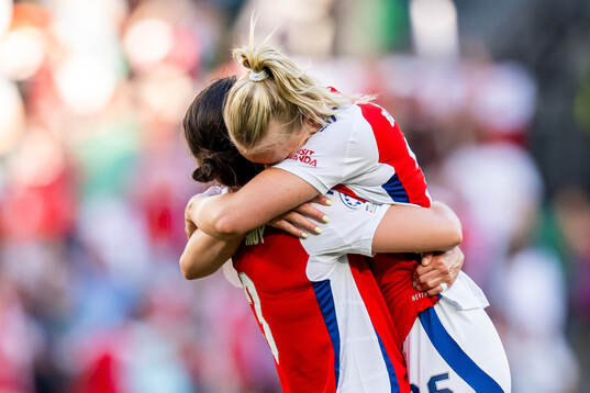 Lotte Wubben-Moy and Stina Blackstenius of Arsenal celebrate