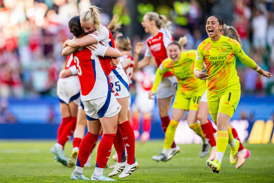 Lotte Wubben-Moy, Stina Blackstenius and players of Arsenal