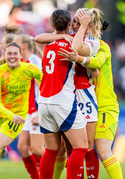 Lotte Wubben-Moy, Stina Blackstenius and players of Arsenal