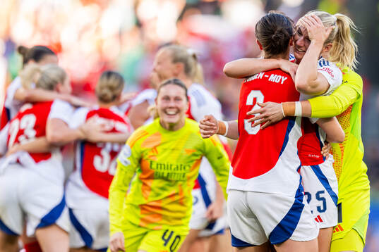 Lotte Wubben-Moy, Stina Blackstenius and players of Arsenal