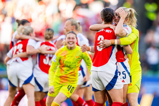 Lotte Wubben-Moy, Stina Blackstenius and players of Arsenal