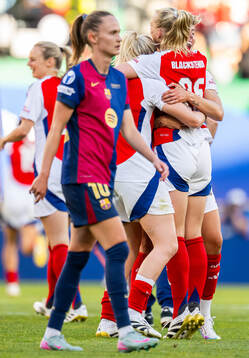 Stina Blackstenius and Lina Hurtig of Arsenal celebrate