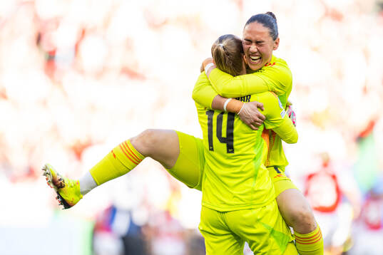 Goalkeepers Daphne van Domselaar and Manuela Zinsberger of