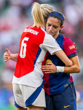 Leah Williamson of Arsenal and Aitana Bonmati of Barcelona