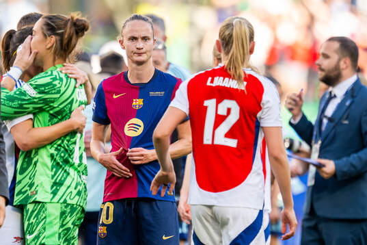 Caroline Graham Hansen of Barcelona and Frida Maanum of