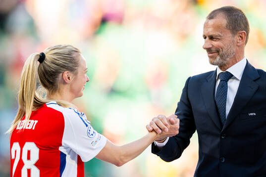 Amanda Ilestedt of Arsenal and UEFA President Aleksander