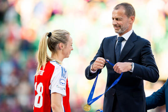 Amanda Ilestedt of Arsenal and UEFA President Aleksander
