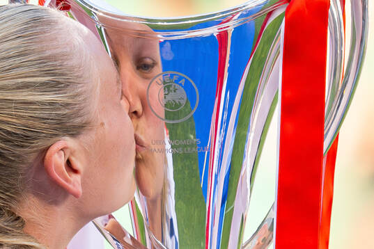 Frida Maanum of Arsenal kisses the trophy