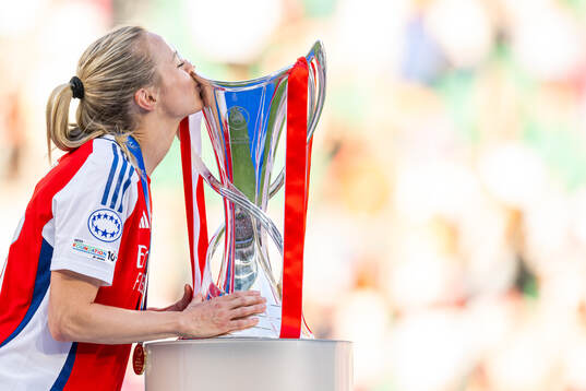 Amanda Ilestedt of Arsenal kisses the trophy