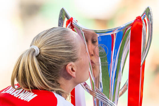 Frida Maanum of Arsenal kisses the trophy