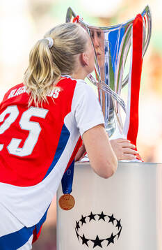 Stina Blackstenius of Arsenal kisses the trophy
