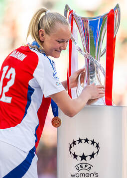 Frida Maanum of Arsenal with the trophy