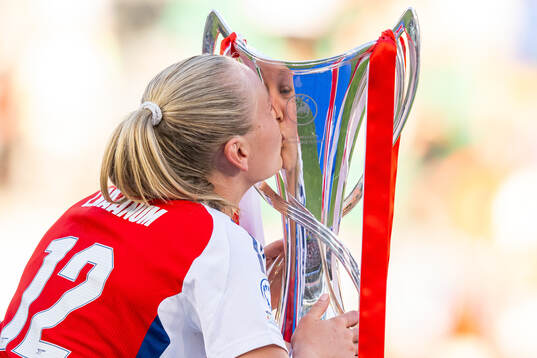 Frida Maanum of Arsenal kisses the trophy