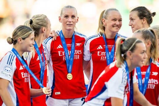Stina Blackstenius and Frida Maanum of Arsenal
