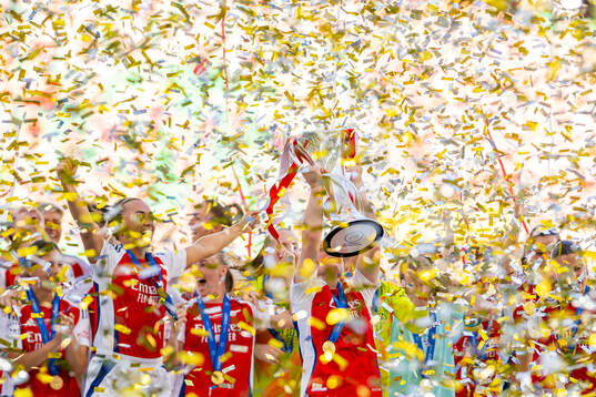 Katie McCabe, Kim Little and players of Arsenal celebrate