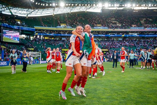 Chloe Kelly and Katie McCabe of Arsenal celebrate