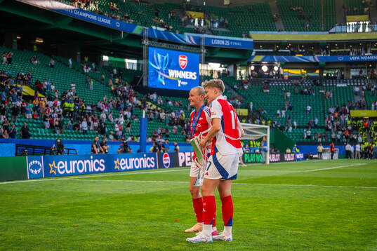 Frida Maanum and Lina Hurtig of Arsenal celebrate with the
