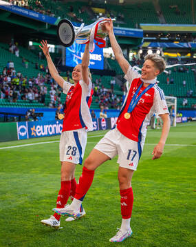 Amanda Ilestedt and Lina Hurtig of Arsenal celebrate with