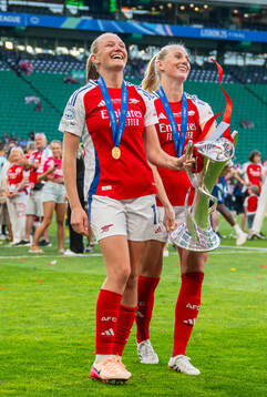 Frida Maanum and Stina Blackstenius of Arsenal celebrate