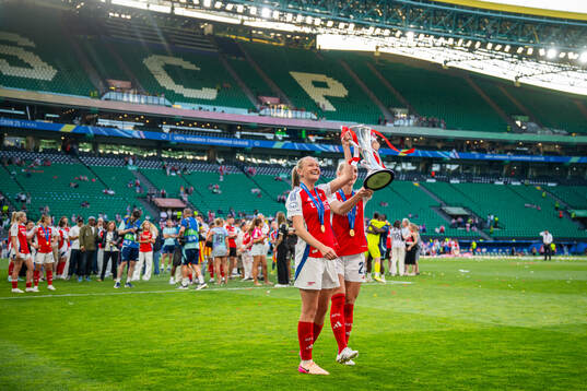Frida Maanum and Stina Blackstenius of Arsenal celebrate
