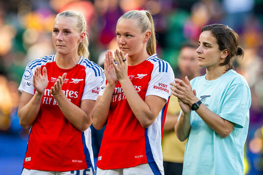 Stina Blackstenius, Frida Maanum and head coach Renée