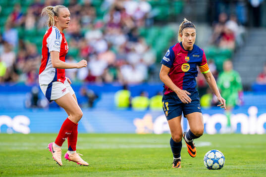 Frida Maanum of Arsenal and Alexia Putellas of Barcelona