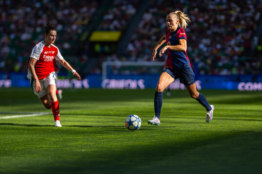 Emily Fox of Arsenal and Fridolina Rolfö of Barcelona