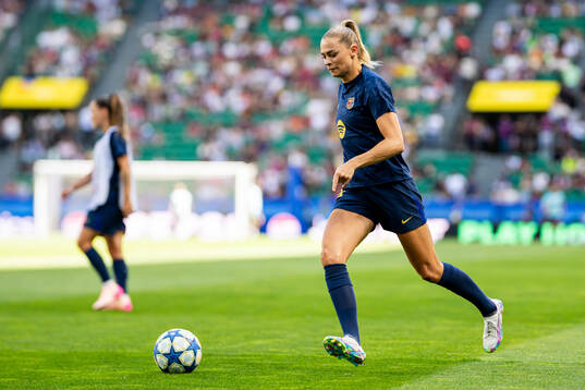 Fridolina Rolfö of Barcelona warms up