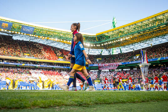 Caroline Graham Hansen of Barcelona enters the pitch
