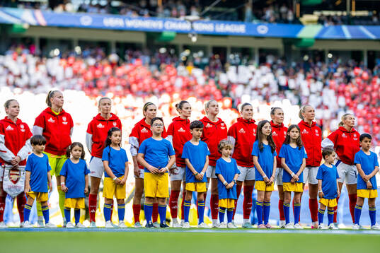 Frida Maanum and players of Arsenal line up