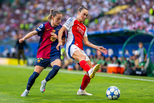Ona Batlle of Barcelona and Caitlin Ford of Arsenal