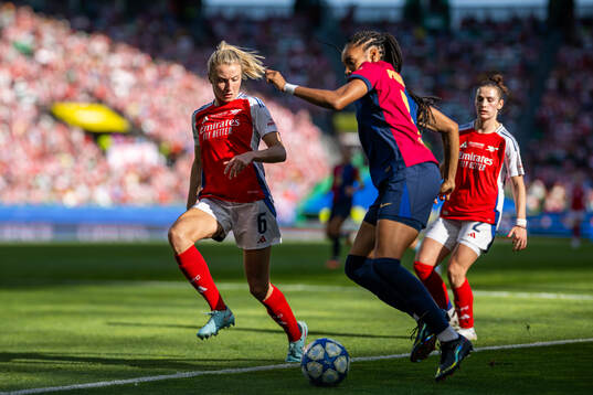Leah Williamson of Arsenal and Salma Paralluelo of Barcelona