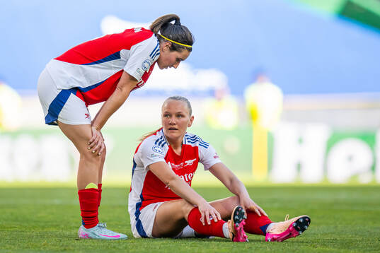 Mariona Caldentey and Frida Maanum of Arsenal