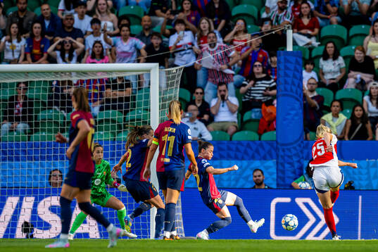Stina Blackstenius of Arsenal scores the 1-0 goal