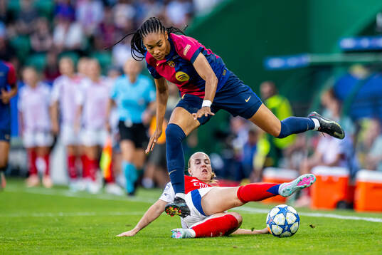 Salma Paralluelo of Barcelona Beth Mead of Arsenal