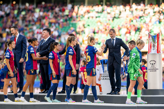 Fridolina Rolfö of Barcelona and UEFA President Aleksander