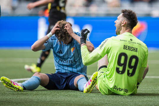 Häckens målvakt Etrit Berisha jublar