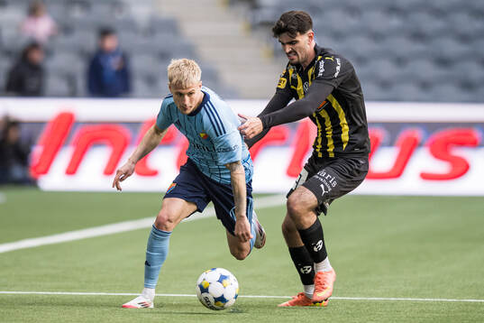 Djurgårdens Viktor Bergh och Häckens Nikola Mitrovic