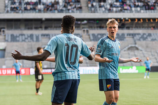 Djurgårdens Tokmac Nguen och Viktor Bergh reagerar