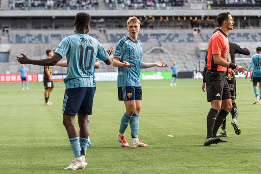Djurgårdens Tokmac Nguen och Viktor Bergh reagerar