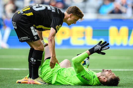 Häckens Samuel Leach Holm och Häckens målvakt Etrit