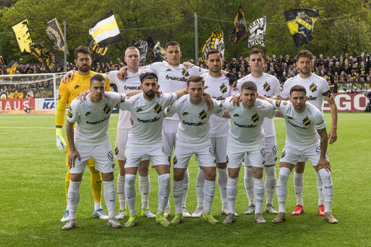 AIKs startelva ställer upp för en lagbild