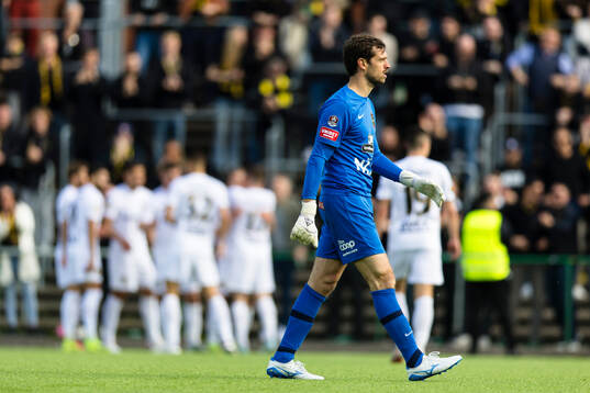 Brommapojkarnas målvakt Davor Blazevic deppar