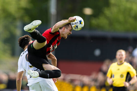 Brommapojkarnas Hlynur Freyr Karlsson med en nickduell med