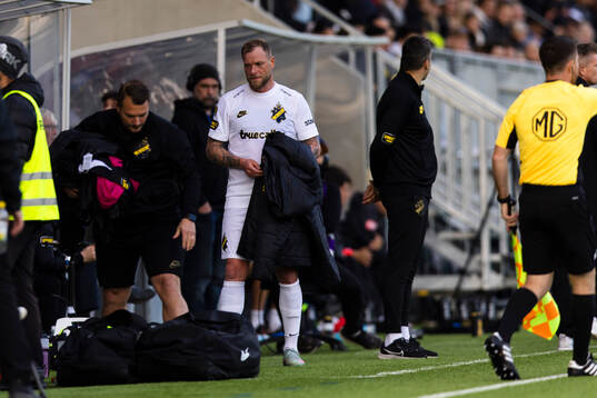 AIKs John Guidetti blir utbytt