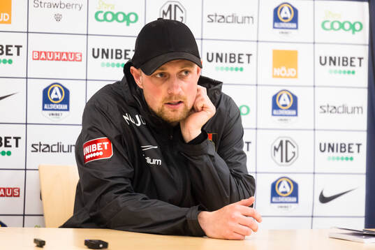 Brommapojkarnas huvudtränare Fredrik Landén < på