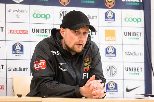 Brommapojkarnas huvudtränare Fredrik Landén < på