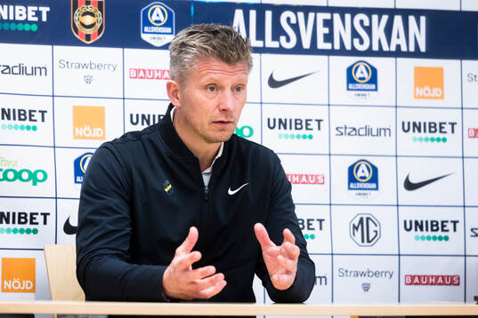AIKs tränare Mikkjal Thomassen på presskonferensen